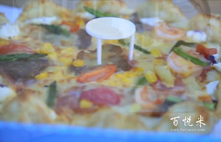 披薩上的小桌子是做什么的呢？它可不是用來固定披薩的